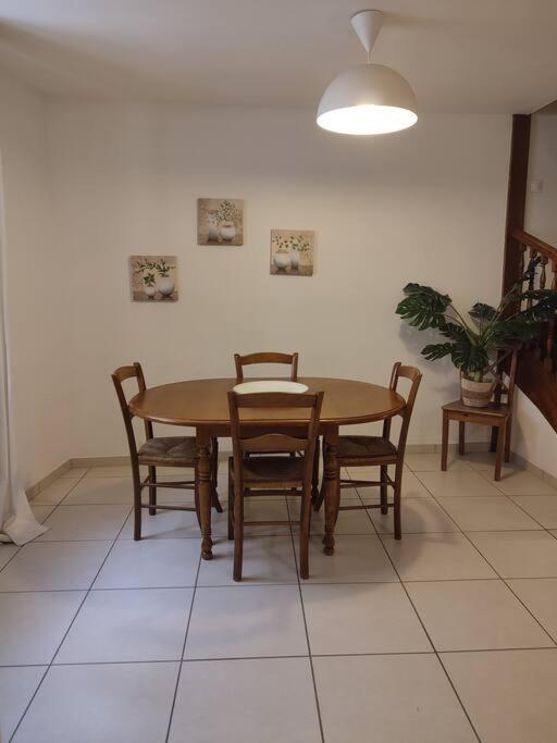 Gite Des Remparts Reservation Par Telephone Laissez Vos Coordonnees La Cote-Saint-Andre المظهر الخارجي الصورة